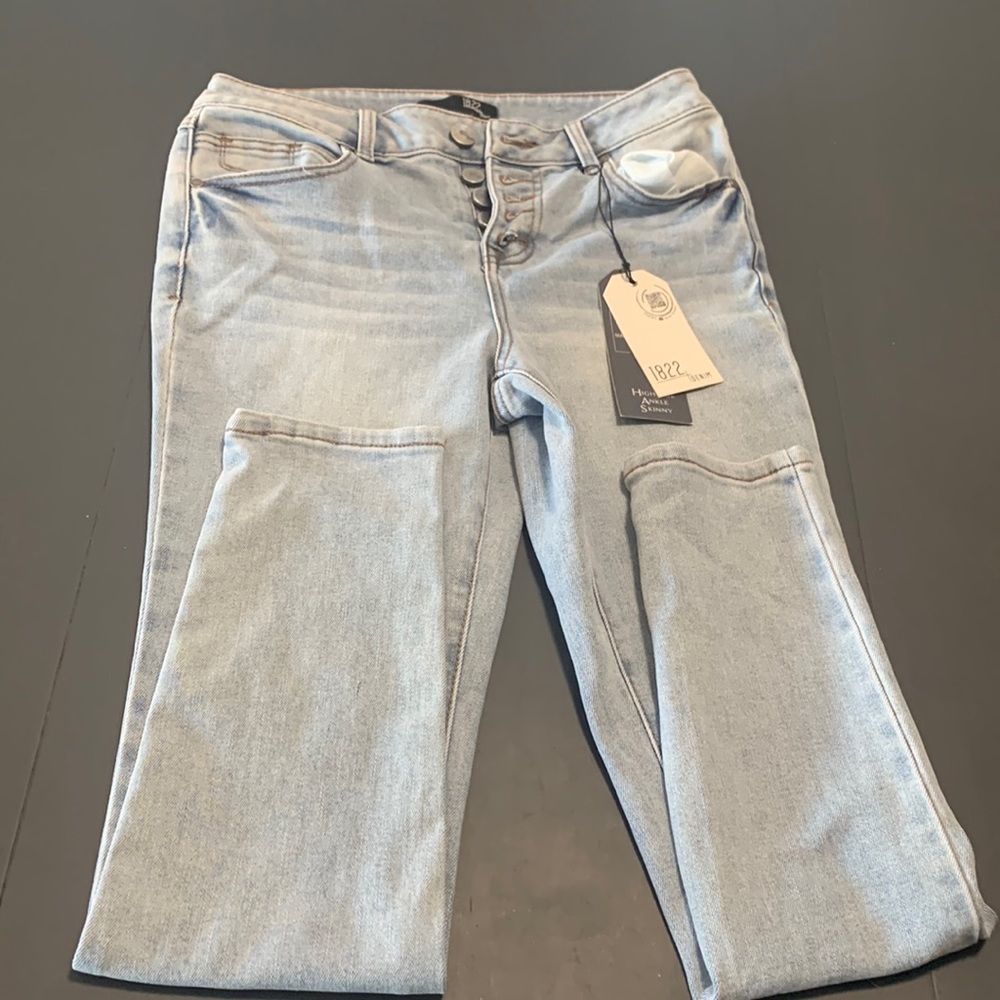 BNWT 1822 Button Fly light wash ankle jeans